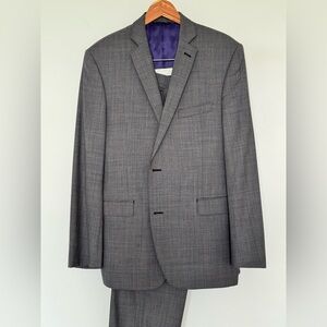 Red Saks Fifth Gray 100% wool, trim fit, Business Suit, 42R, pants 35/30.